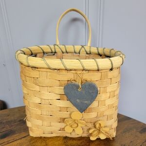🛒🛍️💥Gently used Handcrafted Woven wall pocket, Basket with Heart Accen